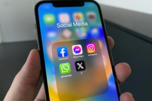 Απαγόρευση των social media σε παιδιά κάτω των 15 ετών: Δέκα ερωτοαπαντήσεις σχετικά με το τι θα ισχύει από 1η Ιανουαρίου 2027