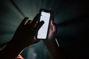 ΚΚΕ για social media: Λίπασμα για τους εθισμούς και τις εξαρτήσεις είναι όσα στερούν από τη νεολαία η κυβέρνηση και η ΕΕ